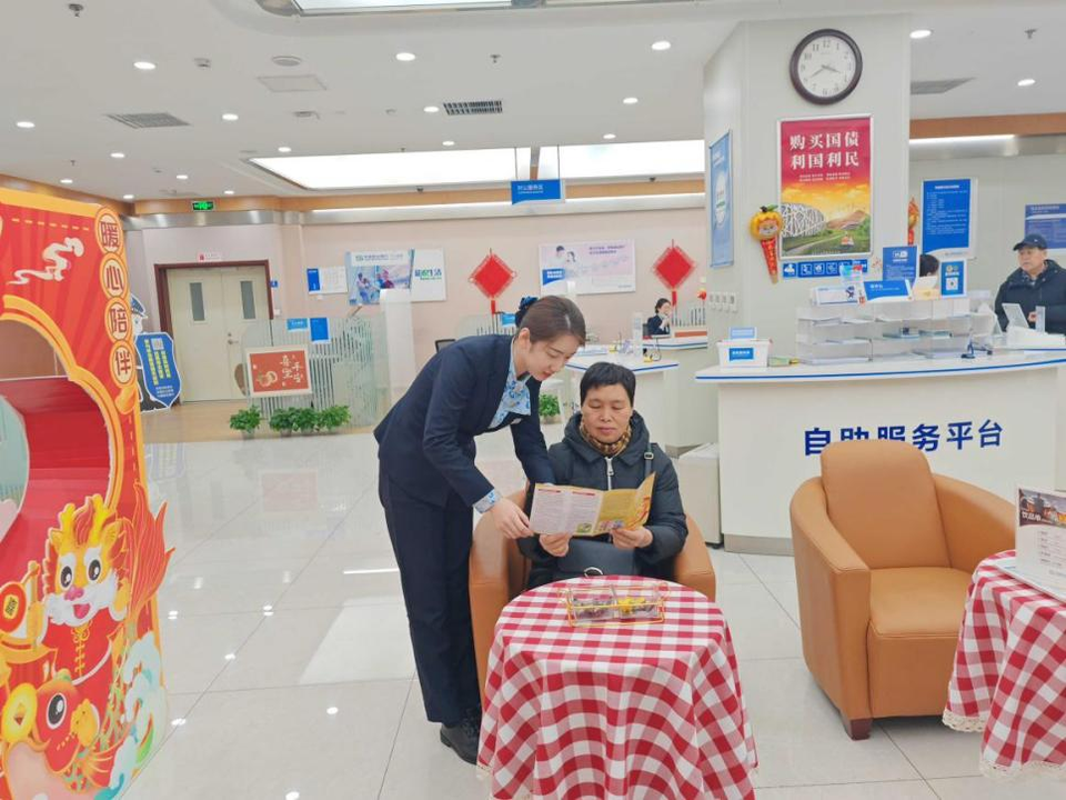 民生银行济南文东支行积极开展整改拒收人民币现金宣传活动