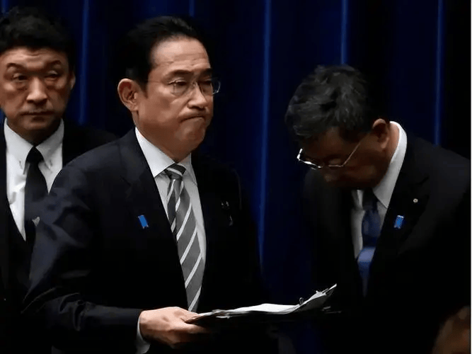日元被大规模做空<strong></p>
<p>货币做空</strong>，世界货币要大洗牌？人民币将成全球第3大货币