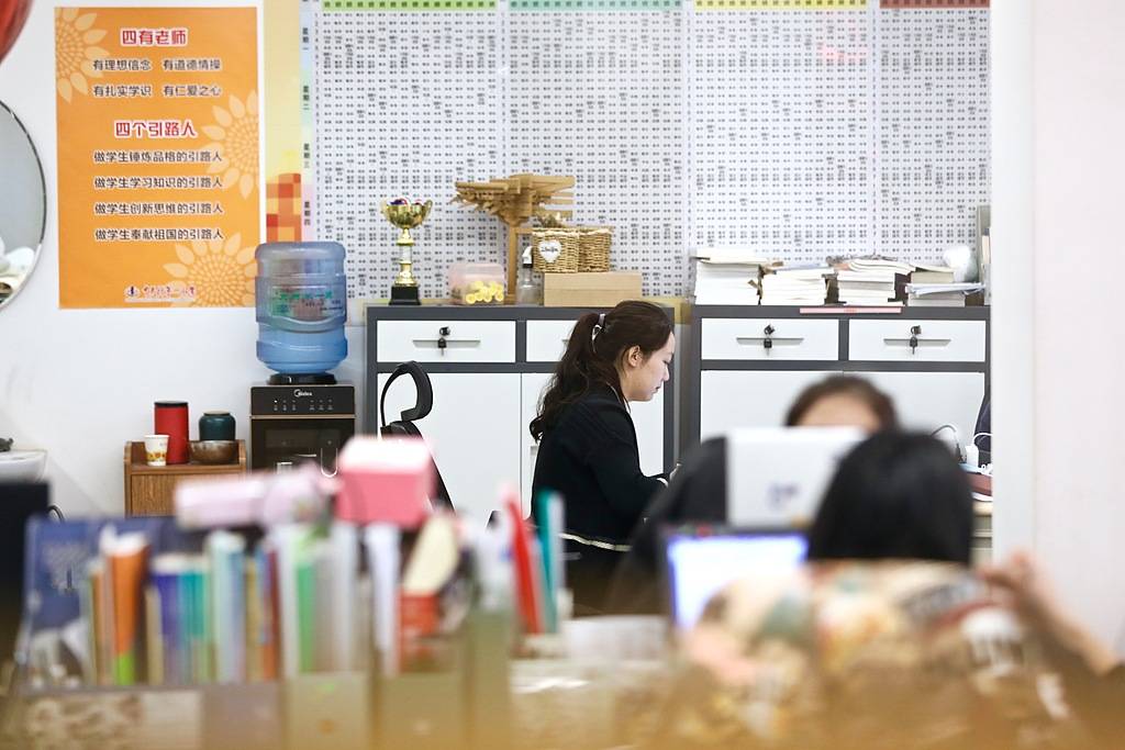 班主任放狠话“全家死了就不用签字”<strong></p>
<p>个人交易系统</strong>，被调岗或许是福报