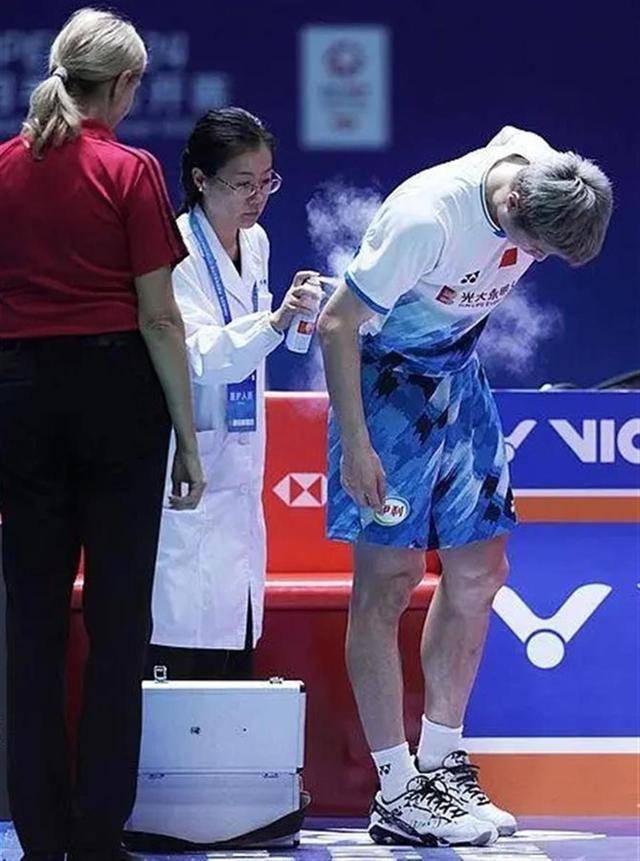 羽毛球世界第一石宇奇比赛中突发意外<strong></p>
<p>个人交易系统</strong>，被担架抬走后留院观察