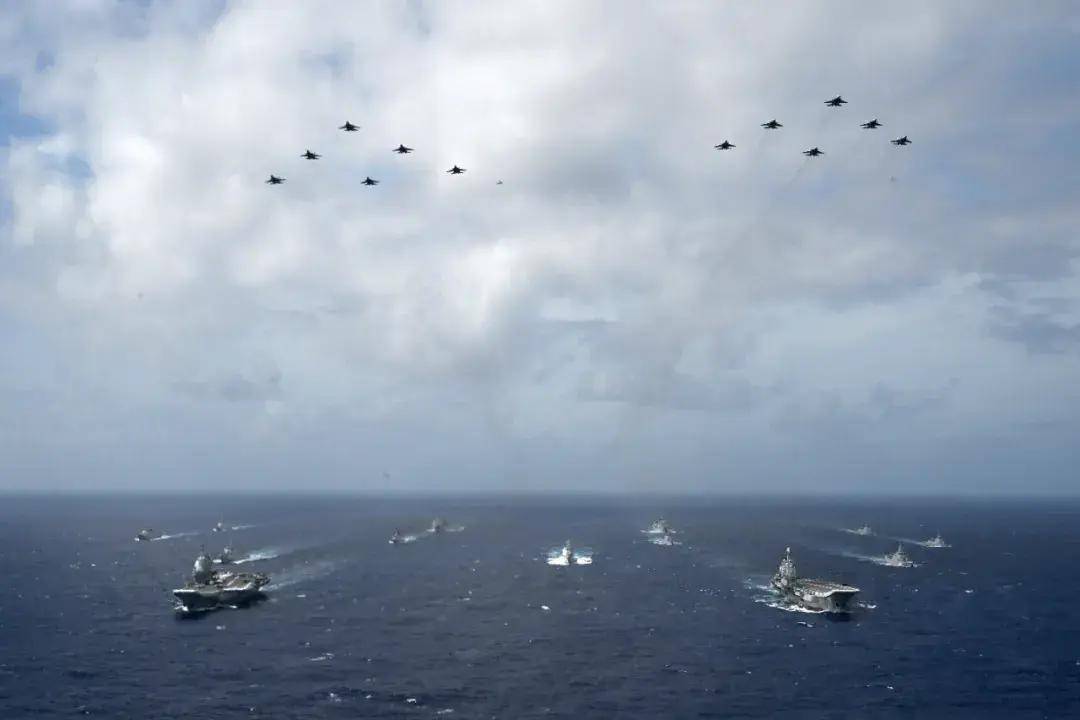 中国首个双航母战斗群横空出世<strong></p>
<p>货币升值</strong>！歼-15B/D居然悄悄装备这么多了？