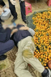 昆明一老人赶集摔倒压坏水果摊！中午就带着家属找来了<strong></p>
<p>比特币吧</strong>，摊主慌了……