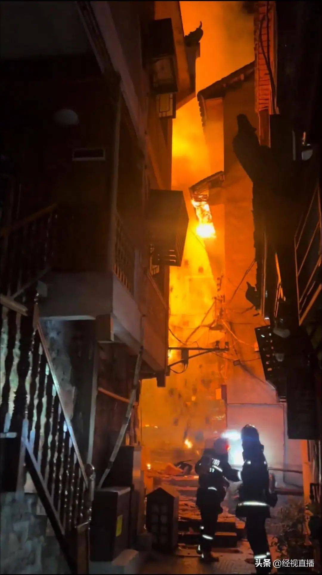 凤凰古城一建筑深夜起火：有游客穿睡衣逃生<strong></p>
<p>eth价格</strong>，当地多部门调查