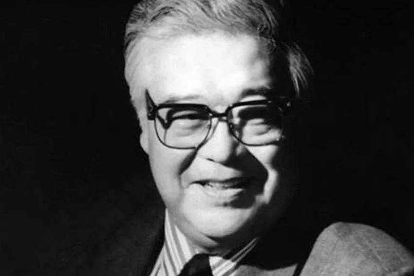 受中央领导同志委托<strong></p>
<p>原油操作策略</strong>，中宣部副部长、中央广播电视总台台长慎海雄一行，前往北京电影制片厂，深切悼念于洋同志