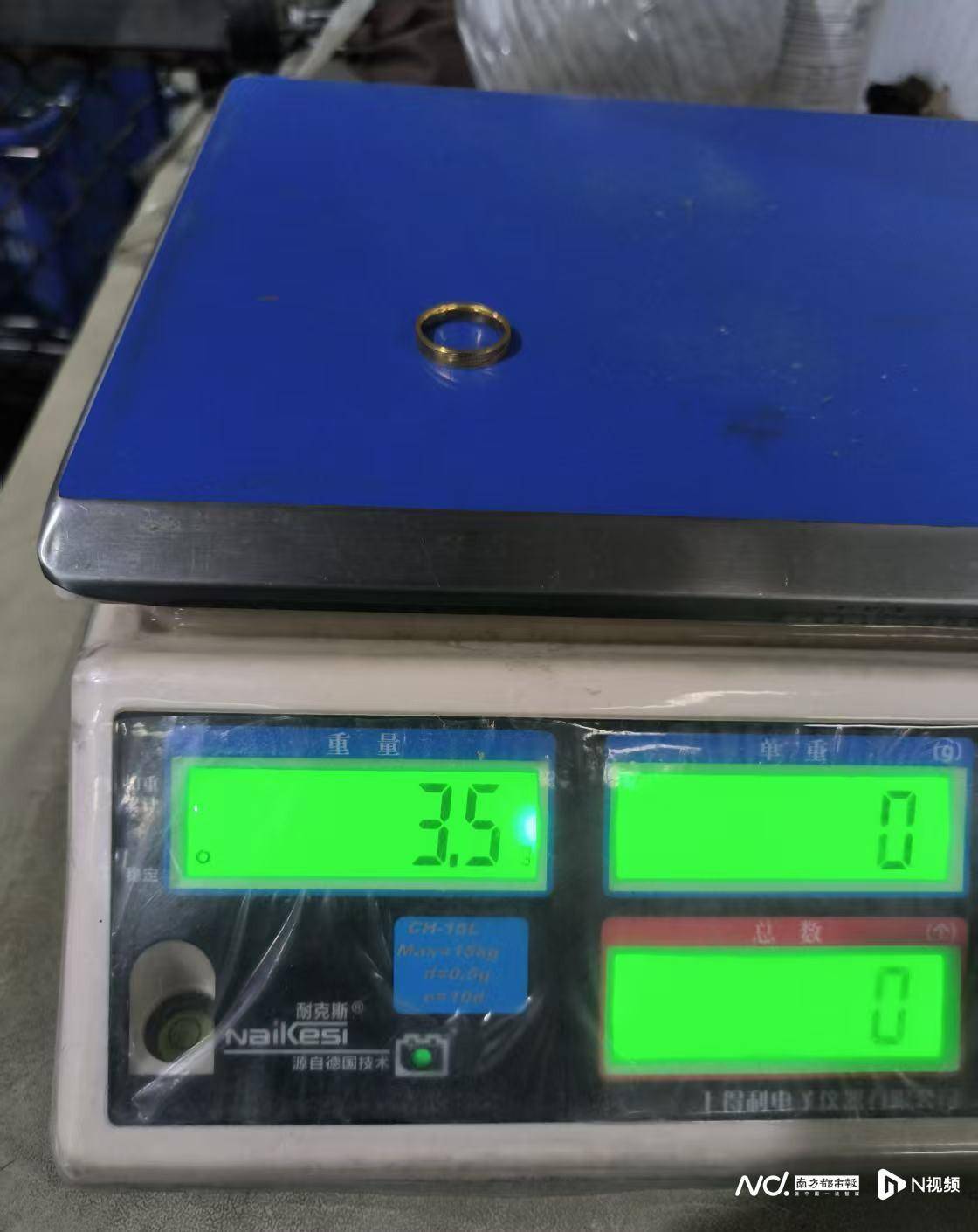 1500元每克！东莞男子称买一口价金戒被套路<strong></p>
<p>草原油画图片</strong>，市监局介入