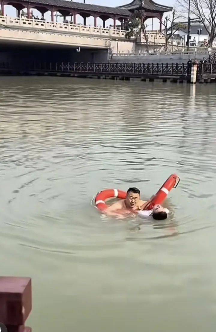 山东大哥到苏州出差<strong></p>
<p>世界原油产量</strong>，刚下火车20分钟跳河救人