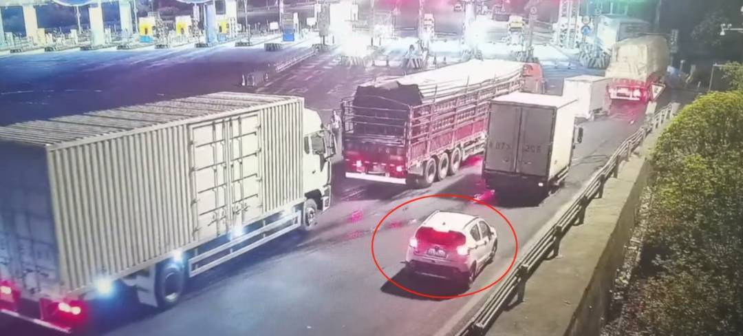 12岁男孩凌晨偷开父母车上高速<strong></p>
<p>轻质原油价格</strong>，因车技太差被发现了……