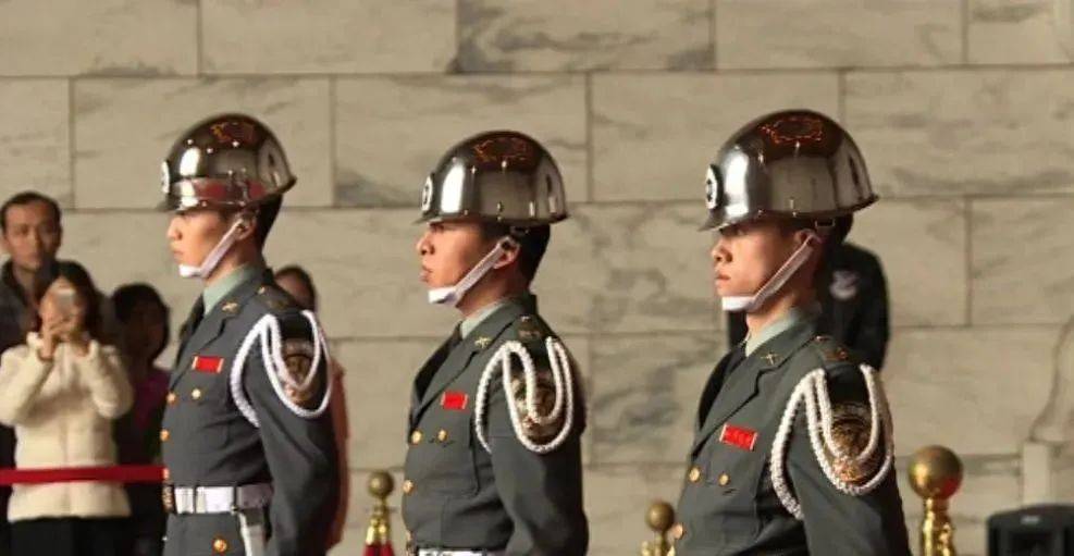 6名台军举五星红旗<strong></p>
<p>论原油</strong>，拒为台独当炮灰，台媒：赖清德卫兵也要投诚