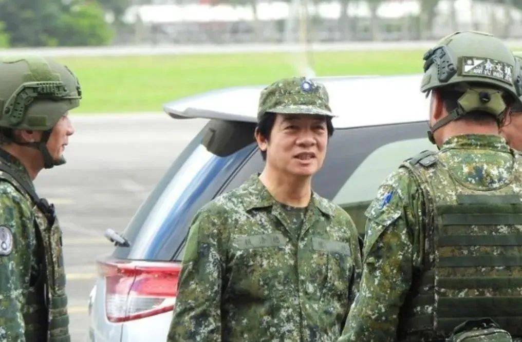 6名台军举五星红旗<strong></p>
<p>论原油</strong>，拒为台独当炮灰，台媒：赖清德卫兵也要投诚