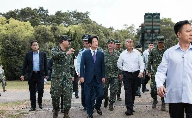 6名台军举五星红旗<strong></p>
<p>论原油</strong>，拒为台独当炮灰，台媒：赖清德卫兵也要投诚