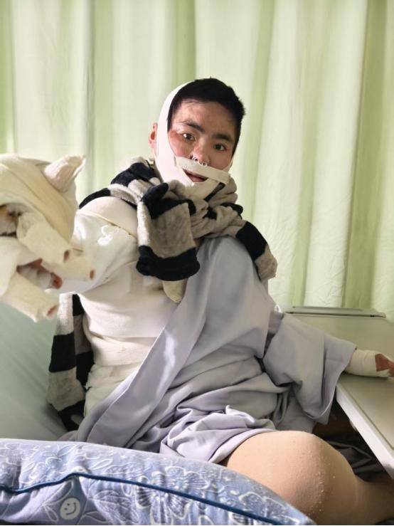 女孩被前男友泼汽油致残<strong></p>
<p>今天原油行情</strong>，凶手法庭上威胁杀人