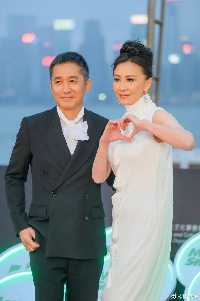 刘嘉玲连发10多张梁朝伟照片：他都不知道自己帅<strong></p>
<p>原油百科</strong>！头发白了也不肯染