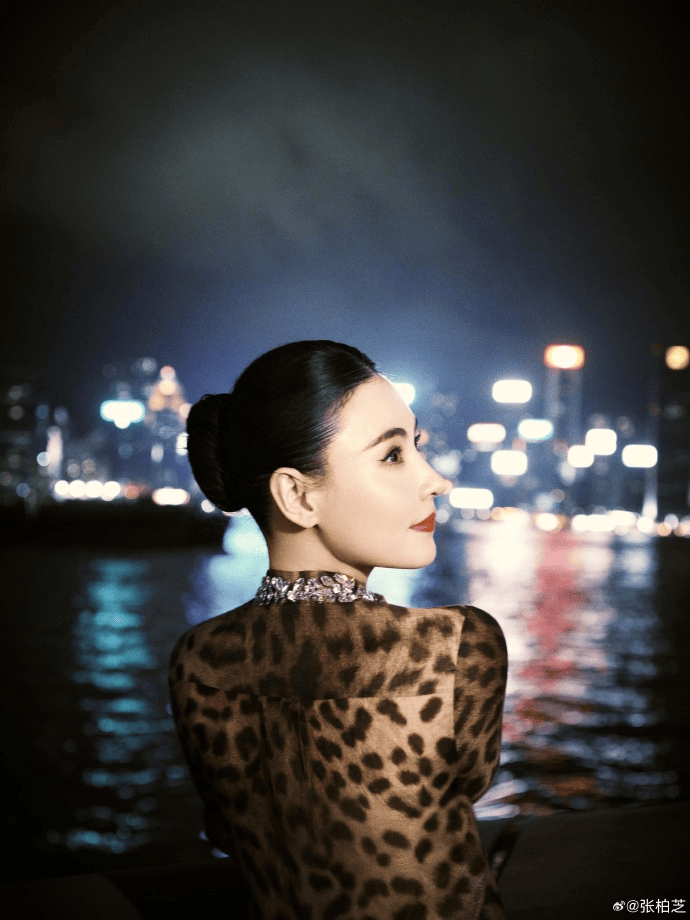 张柏芝身穿豹纹装<strong></p>
<p>中原油田局长</strong>，时隔26年再现我养你名场面！烈焰红唇太抢镜