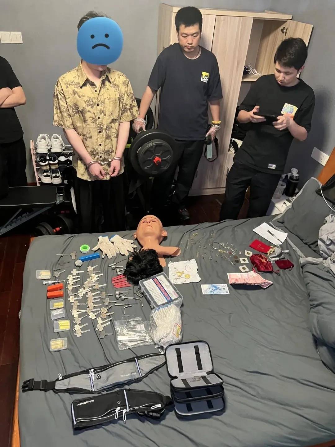 江苏一男子戴仿真“人皮”面具入室盗窃<strong></p>
<p>原油解套</strong>，流窜多个小区作案，涉案金额达15万余元