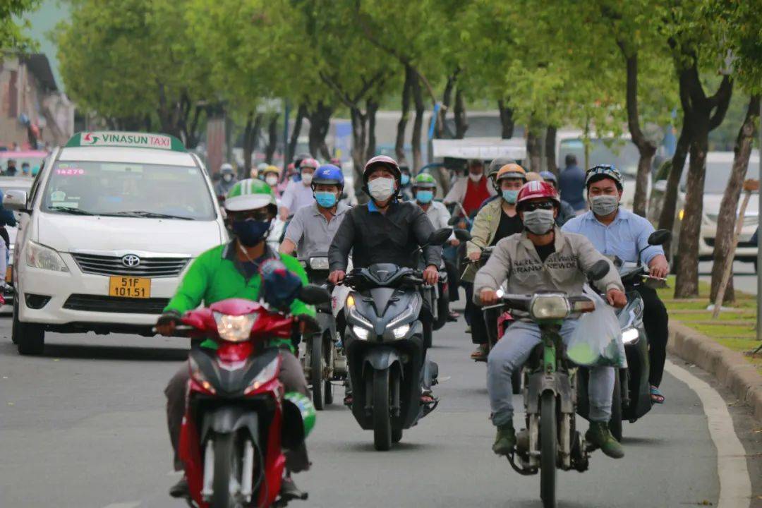 再有钱的北京白领<strong></p>
<p>原油酸</strong>，也得穿“电驴套装”
