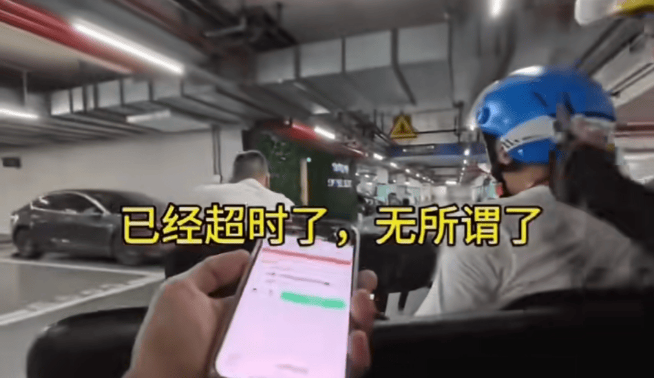 上海一小区被外卖员集体“拉黑”：进小区须乘摆渡车<strong></p>
<p>国际原油平台</strong>，送单保安全程陪同，其余骑手在车内等，致订单频繁超时；平台：已尝试与物业沟通