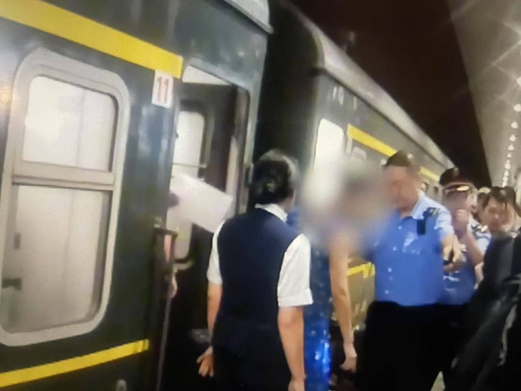女子火车上“霸座”不听劝<strong></p>
<p>原油与石油</strong>，抵达北京后行政拘留7天！