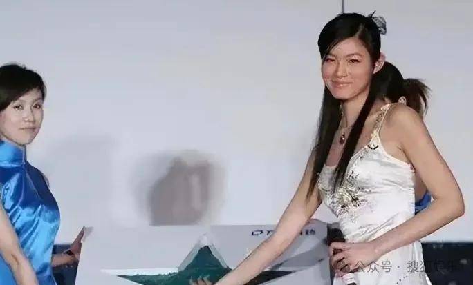 从爆红到突然消失好几年<strong></p>
<p>原油与石油</strong>，再出现已经胖到大家不敢认了？