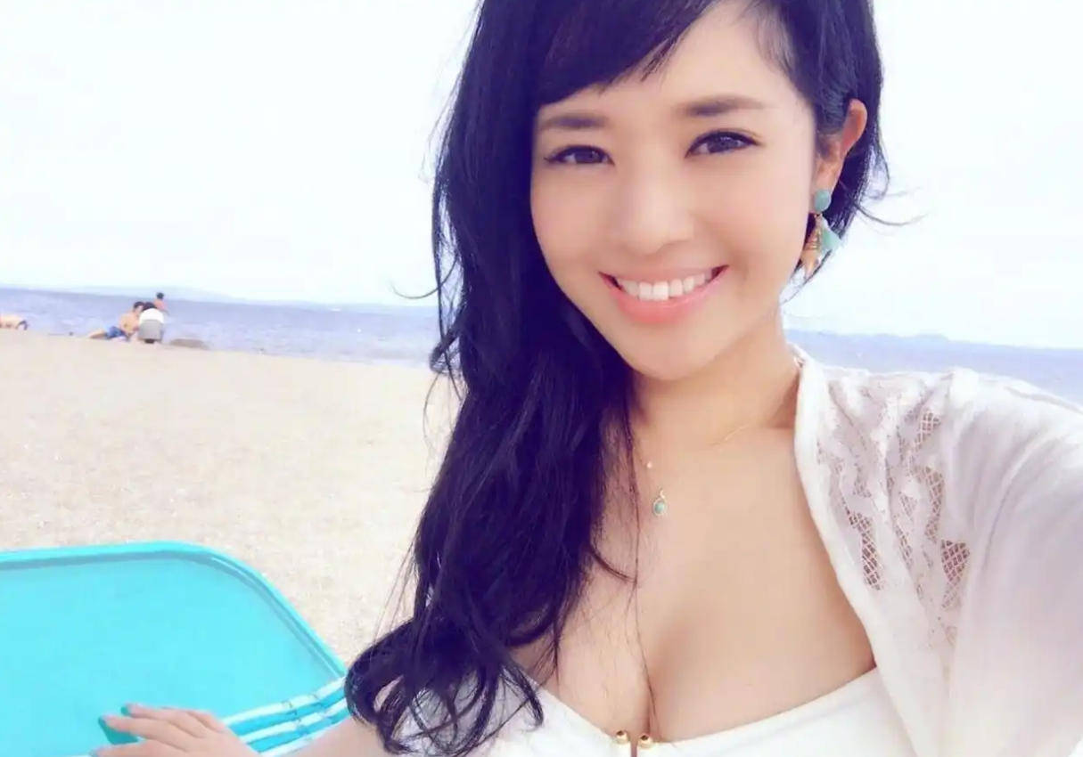 44岁苍井空惊艳亮相香港娱乐场所开幕式<strong></p>
<p>正规原油平台</strong>，超深V礼服尽显魅力