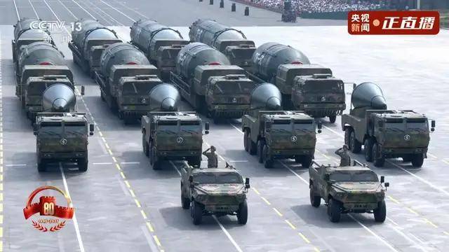 不装了<strong></p>
<p>原油</strong>！一口气看完九三大阅兵武器装备！谁说我们一个也不认识？
