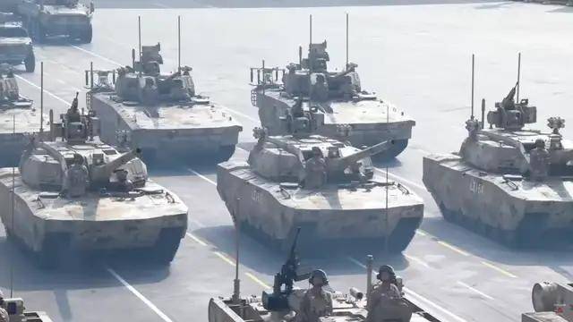 100式坦克<strong></p>
<p>原油</strong>？红旗-29？东风-61？九三阅兵都有哪些亮点？