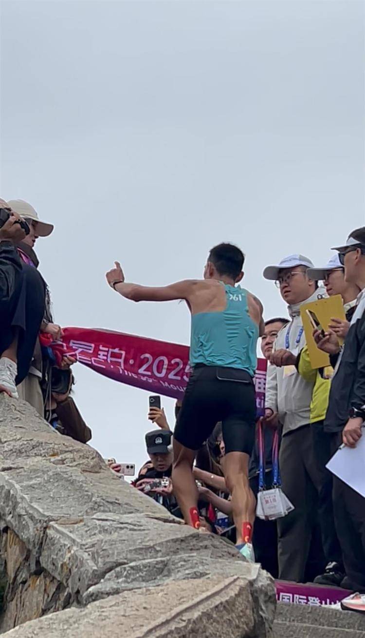 “你登上山顶<strong></p>
<p>原油管输</strong>，我还没到售票处”，泰山国际登山赛一男子59分52秒夺冠，18年前他创下的56分22秒纪录至今无人打破