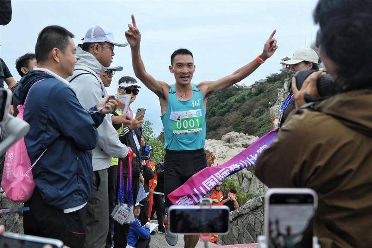 “你登上山顶<strong></p>
<p>原油管输</strong>，我还没到售票处”，泰山国际登山赛一男子59分52秒夺冠，18年前他创下的56分22秒纪录至今无人打破
