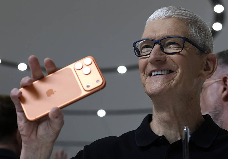 iPhone 17只是开始！苹果将陆续推出10款新品<strong></p>
<p>中国原油期货上市</strong>，首款无显示屏智能眼镜也将亮相