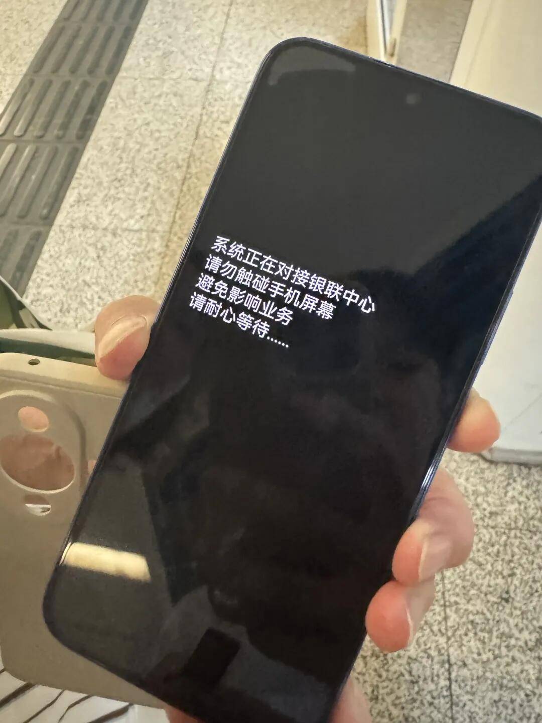 一根牙签“抢”回25万元！一老年乘客手机被“黑”<strong></p>
<p>原油进口权</strong>，地铁值班站长紧急取卡