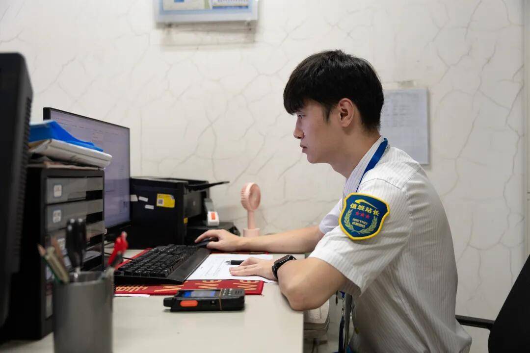 一根牙签“抢”回25万元！一老年乘客手机被“黑”<strong></p>
<p>原油进口权</strong>，地铁值班站长紧急取卡