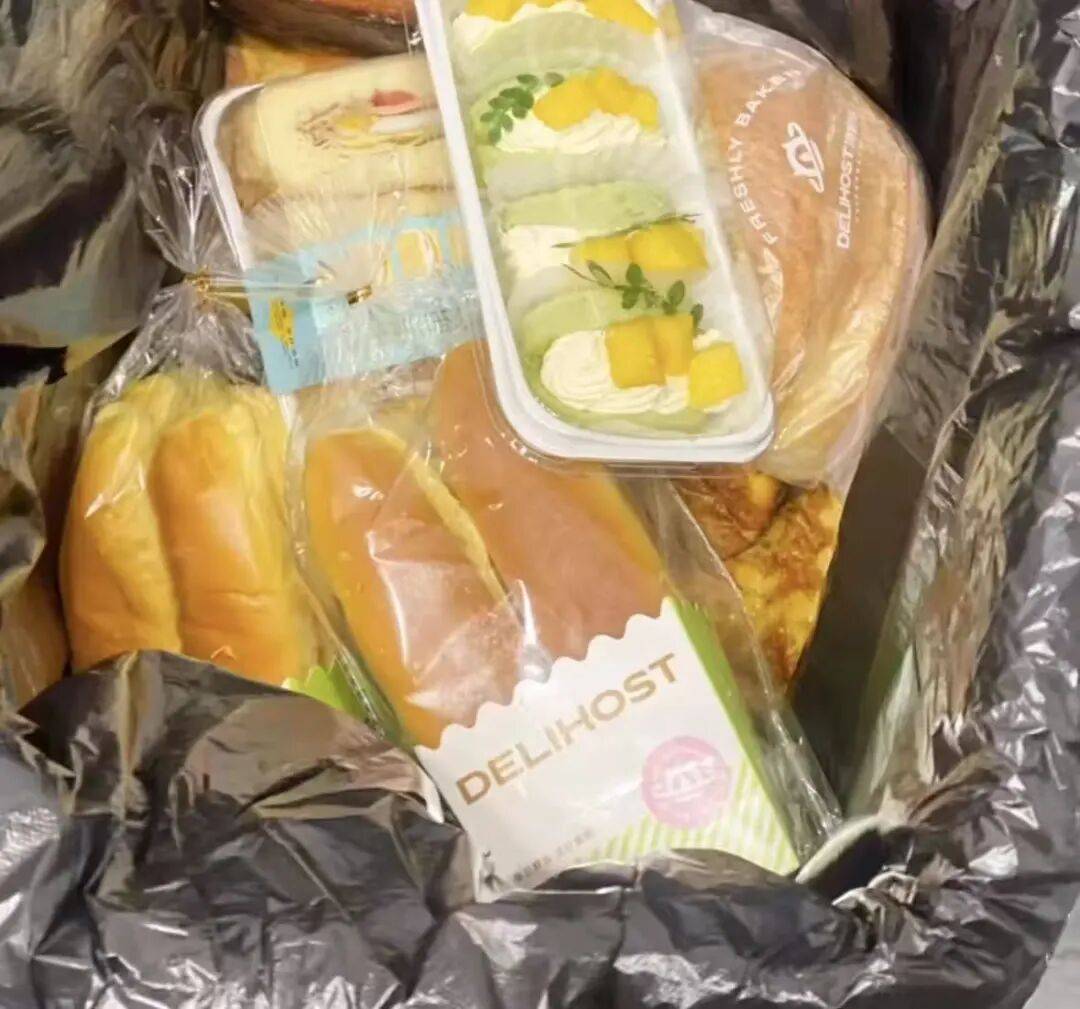 看着心疼<strong></p>
<p>原油进口权</strong>！上海网红店将没卖掉的面包整框扔了？网友吵翻