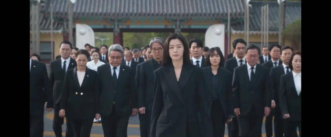 44岁要去“竞选总统”的全智贤<strong></p>
<p>原油进口权</strong>，穿衣风格都变了！