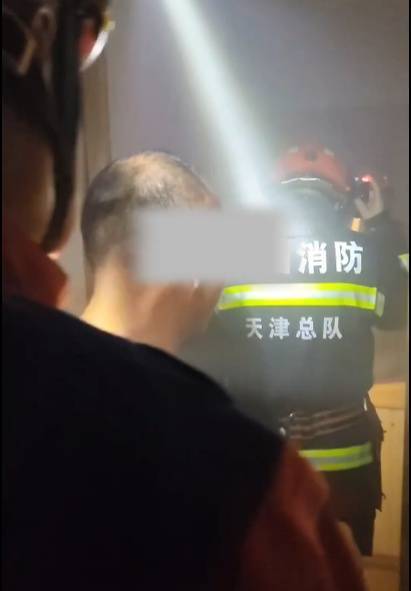 男子炖鸡后回卧室倒头就睡<strong></p>
<p>原油进口权</strong>，醒来身边站满消防员……
