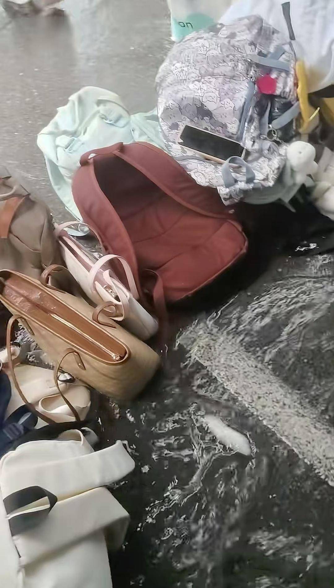 九江一教资考点多名考生存放的物品被暴雨淋湿损坏<strong></p>
<p>原油进口权</strong>，学校称将核实情况进行赔付