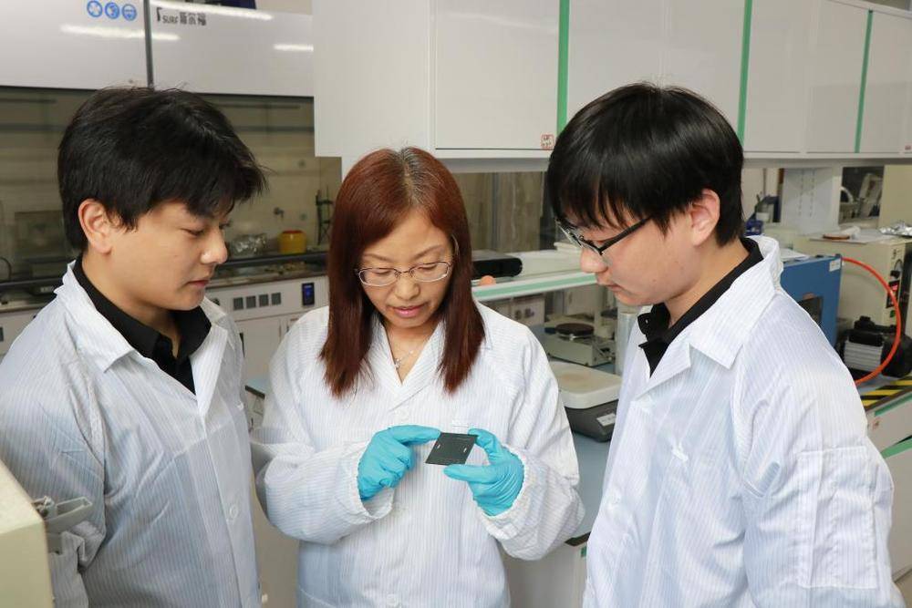 <strong></p>
<p>原油进口权</strong>我国科研人员在无机光伏材料薄膜化领域取得新进展