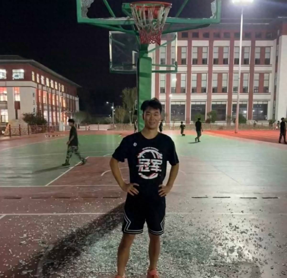 郑州178厘米大学生扣碎篮板<strong></p>
<p>原油棒</strong>,校方:说明弹跳力好!学校出资购买新篮板,已安装好