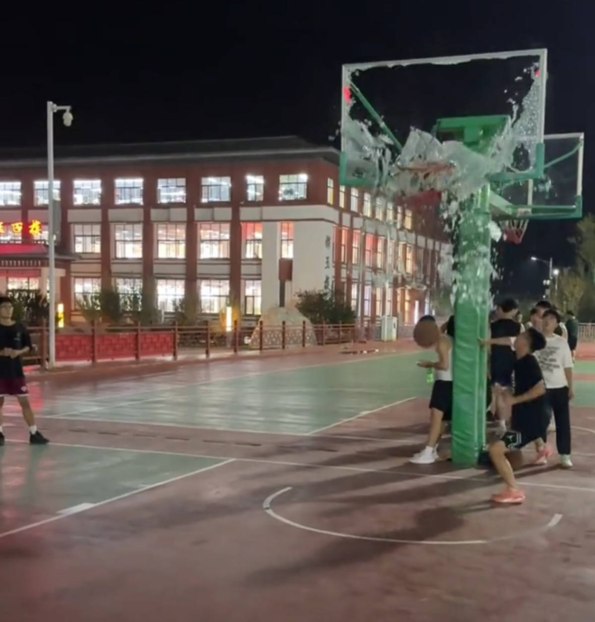 郑州178厘米大学生扣碎篮板<strong></p>
<p>原油棒</strong>,校方:说明弹跳力好!学校出资购买新篮板,已安装好