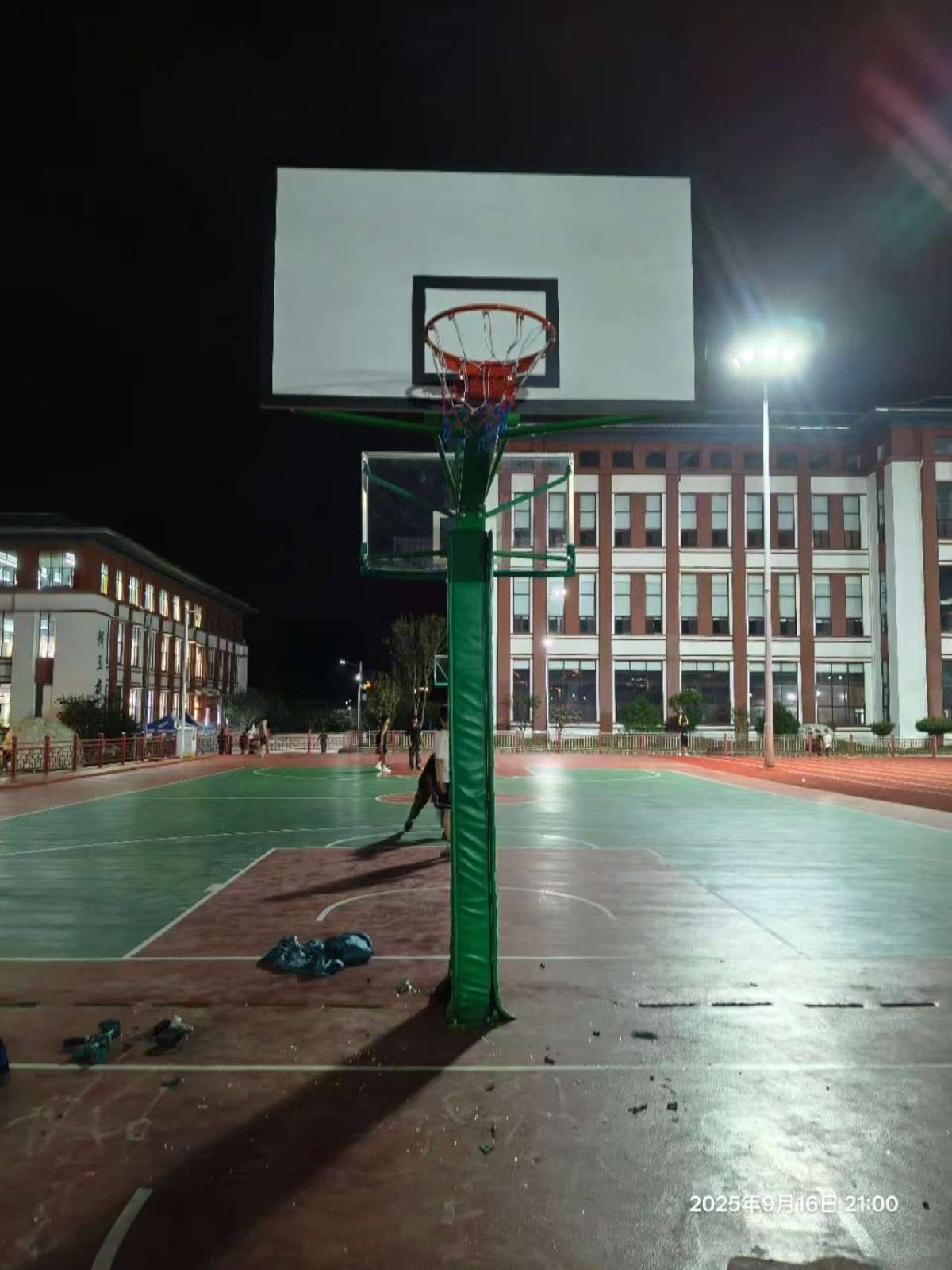 郑州178厘米大学生扣碎篮板<strong></p>
<p>原油棒</strong>,校方:说明弹跳力好!学校出资购买新篮板,已安装好