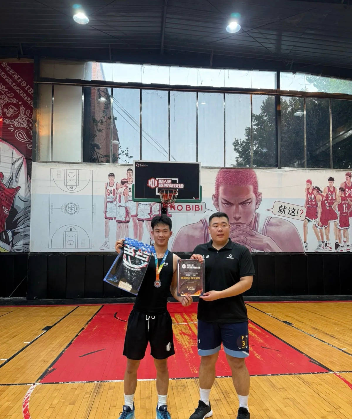 郑州178厘米大学生扣碎篮板<strong></p>
<p>原油棒</strong>,校方:说明弹跳力好!学校出资购买新篮板,已安装好