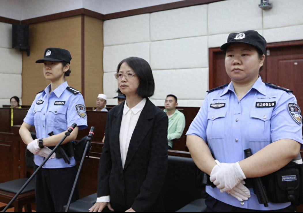 女厅官当场认罪！对省委原书记妻子唯命是从<strong></p>
<p>原油棒</strong>，花850万装修别墅