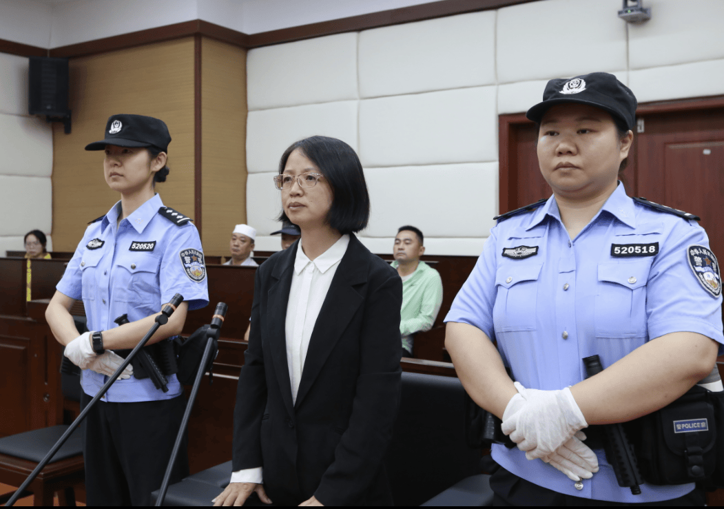 敛财5448万元<strong></p>
<p>原油棒</strong>，女厅官杨慧当庭认罪！“为了一栋别墅，把努力大半生的政治生命和人身自由全赔进去了”