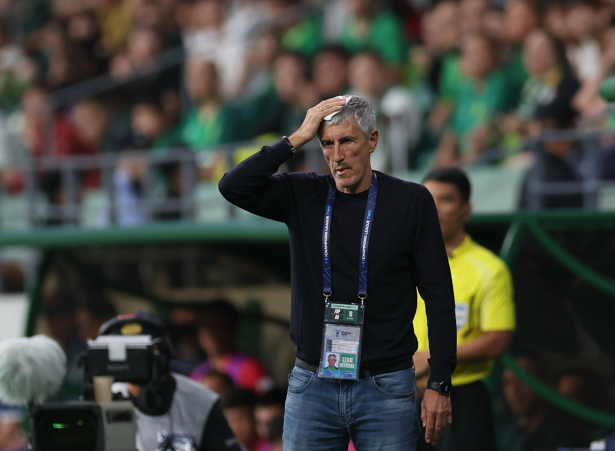 国安主帅回应被踢伤：我回到衣室也和恩加说 这是不是瞄着我踢的