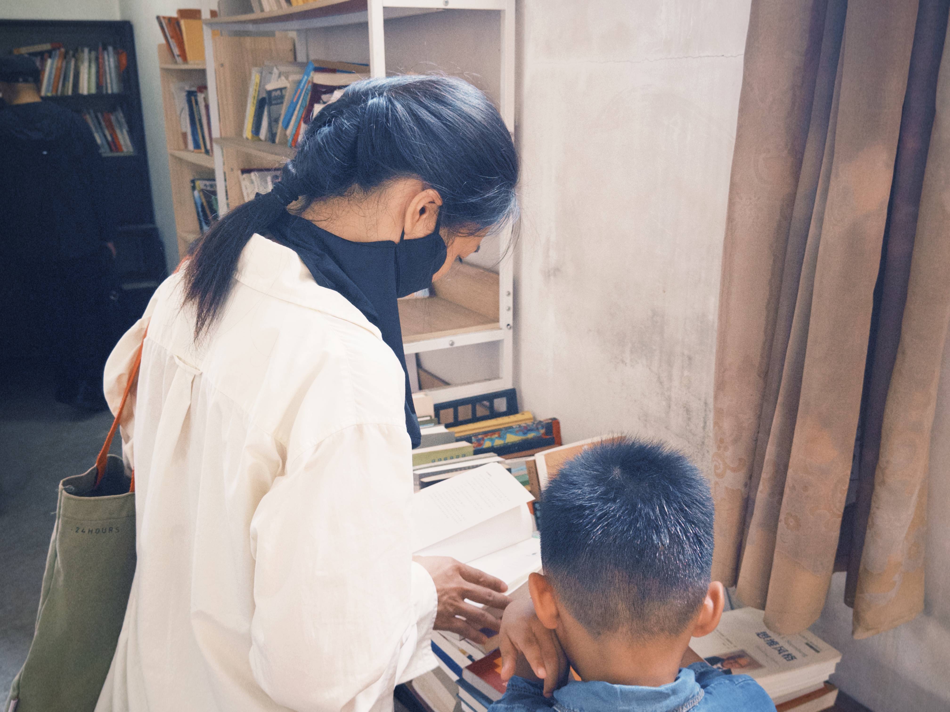 七旬母亲卖掉儿子3万斤藏书 称读书害了<strong></p>
<p>中原油田信息</strong>他