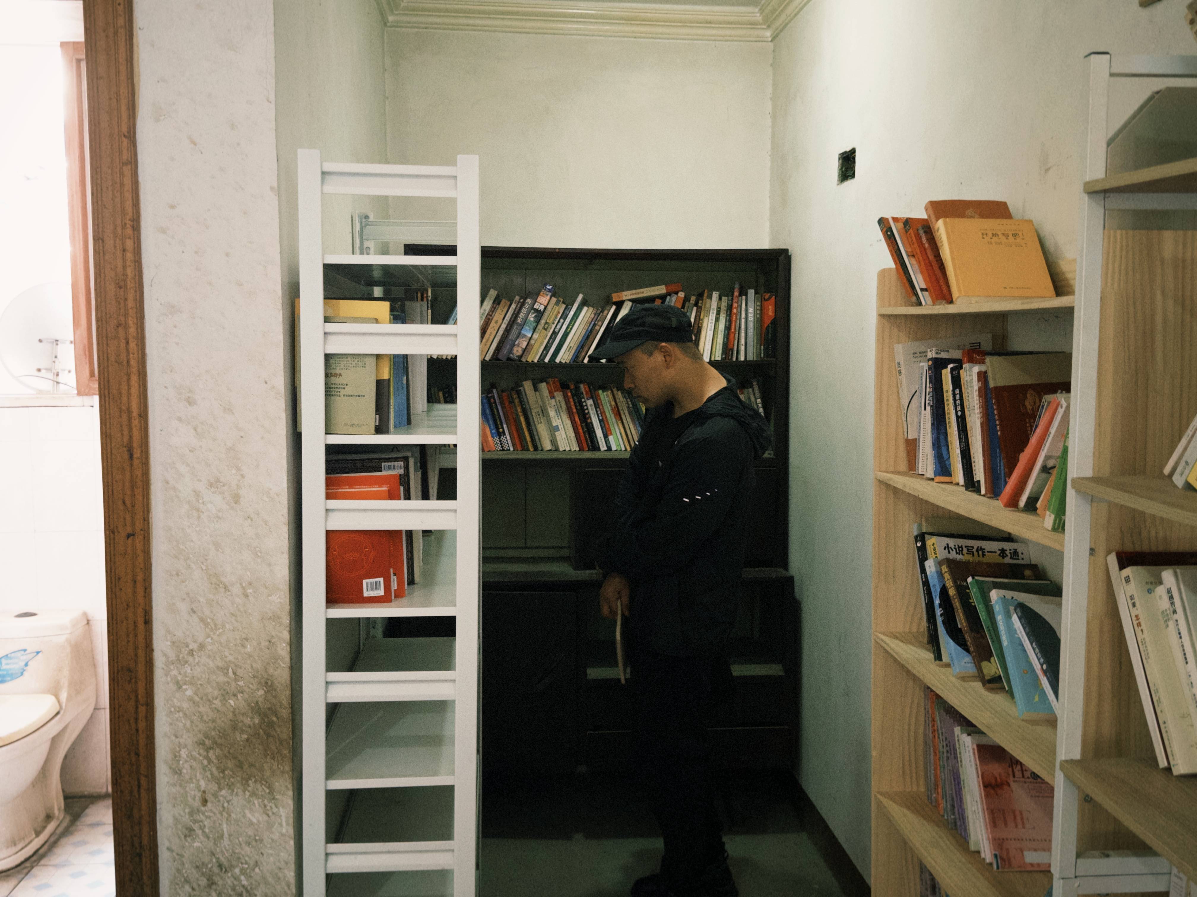 七旬母亲卖掉儿子3万斤藏书 称读书害了<strong></p>
<p>中原油田信息</strong>他