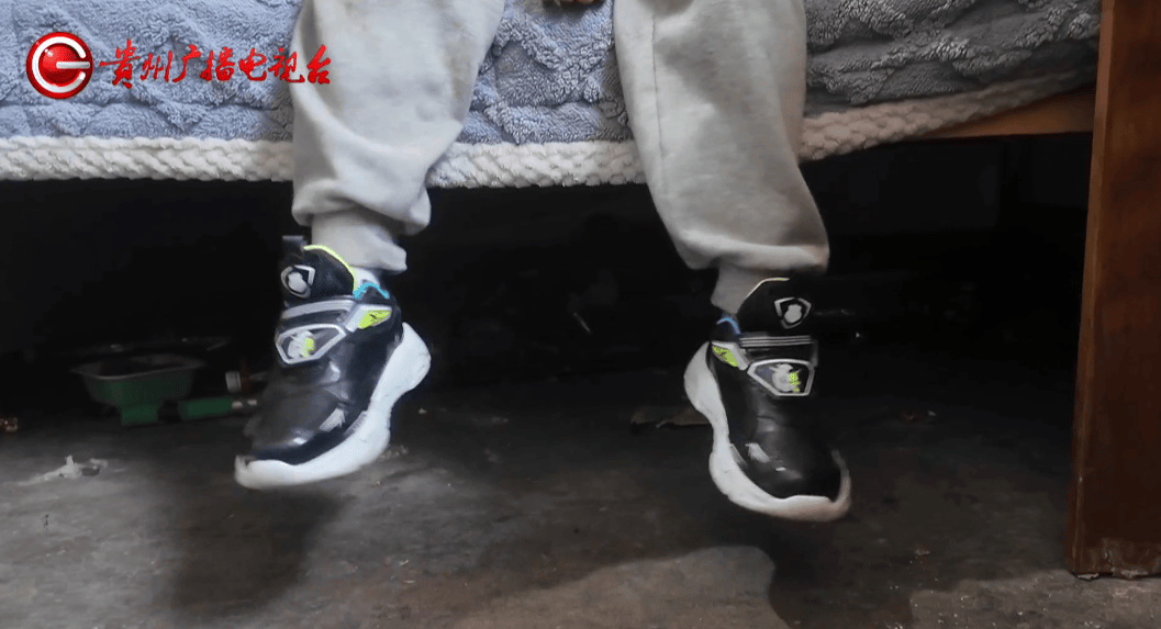 心酸！12岁男孩“独居”贵阳一安置房内<strong></p>
<p>中原油田信息</strong>，父亲回应：迫于无奈，因为……