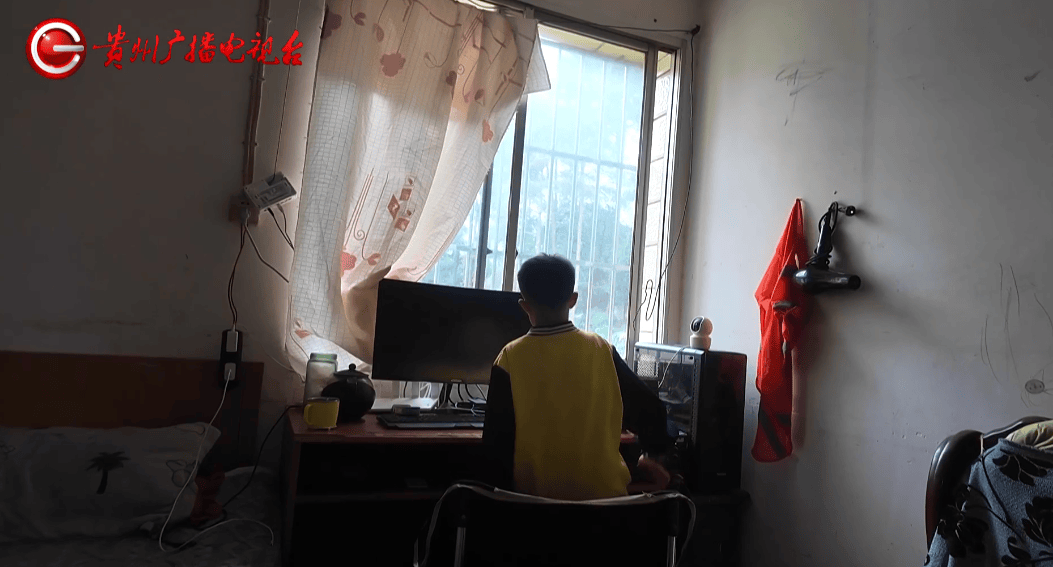 心酸！12岁男孩“独居”贵阳一安置房内<strong></p>
<p>中原油田信息</strong>，父亲回应：迫于无奈，因为……