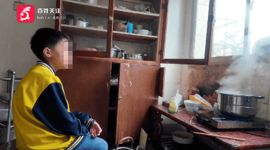 心酸！12岁男孩“独居”贵阳一安置房内<strong></p>
<p>中原油田信息</strong>，父亲回应：迫于无奈，因为……