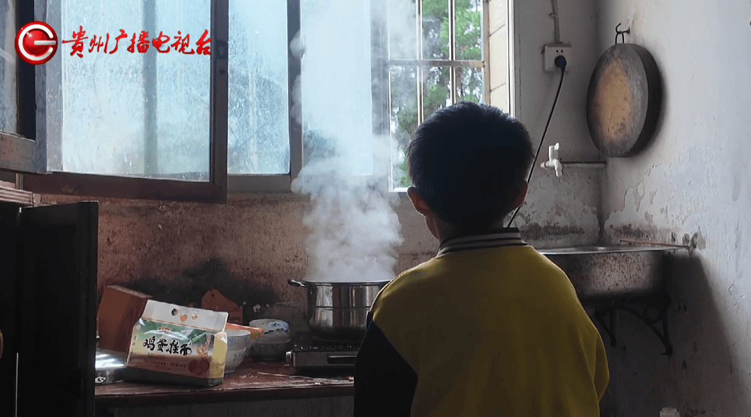 心酸！12岁男孩“独居”贵阳一安置房内<strong></p>
<p>中原油田信息</strong>，父亲回应：迫于无奈，因为……