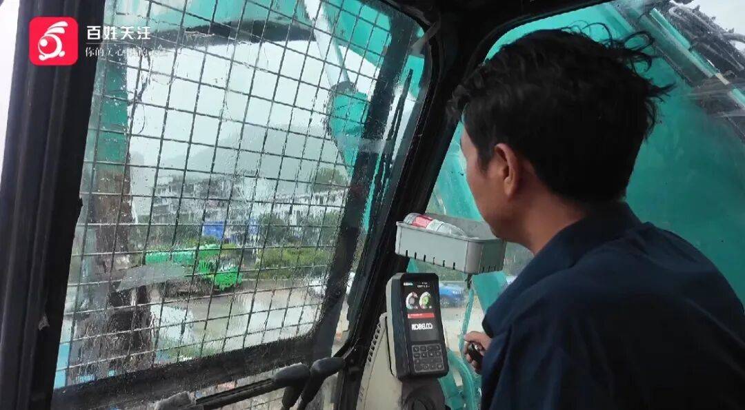 心酸！12岁男孩“独居”贵阳一安置房内<strong></p>
<p>中原油田信息</strong>，父亲回应：迫于无奈，因为……