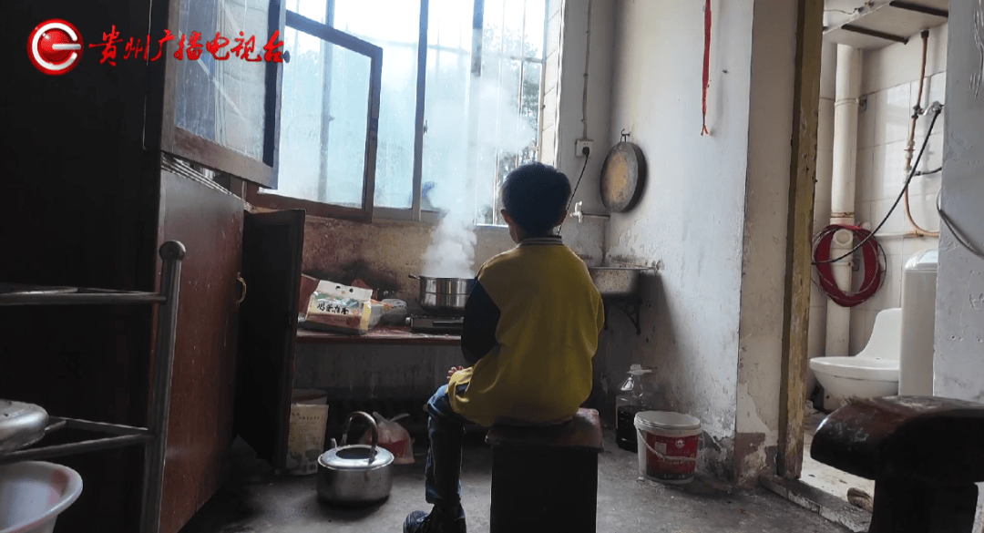 心酸！12岁男孩“独居”贵阳一安置房内<strong></p>
<p>中原油田信息</strong>，父亲回应：迫于无奈，因为……